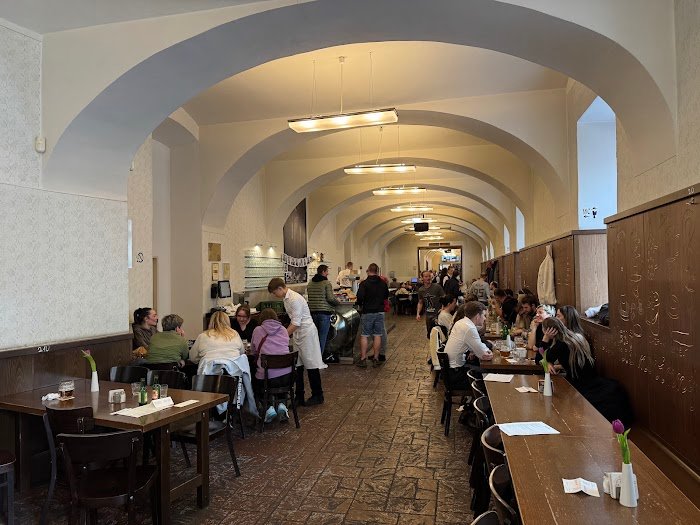 Lokál Dlouhááá Restoranı: Geleneksel Çek Mutfağının Keyfini Çıkarın